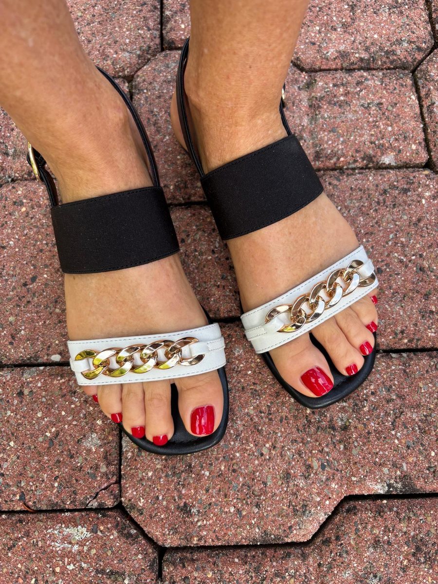 Gepflegte Füße mit rotem Nagellack in Sandalen