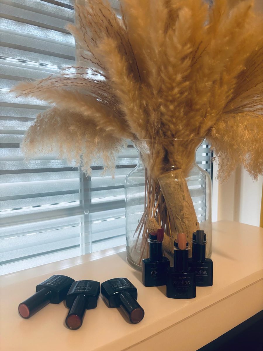 Neue Nagellackfarben vor Pampasgras im Studio